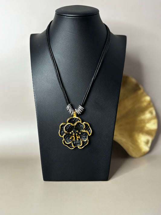 Petunia Necklace - Stainless Steel and 18K Gold Plated - Black or White