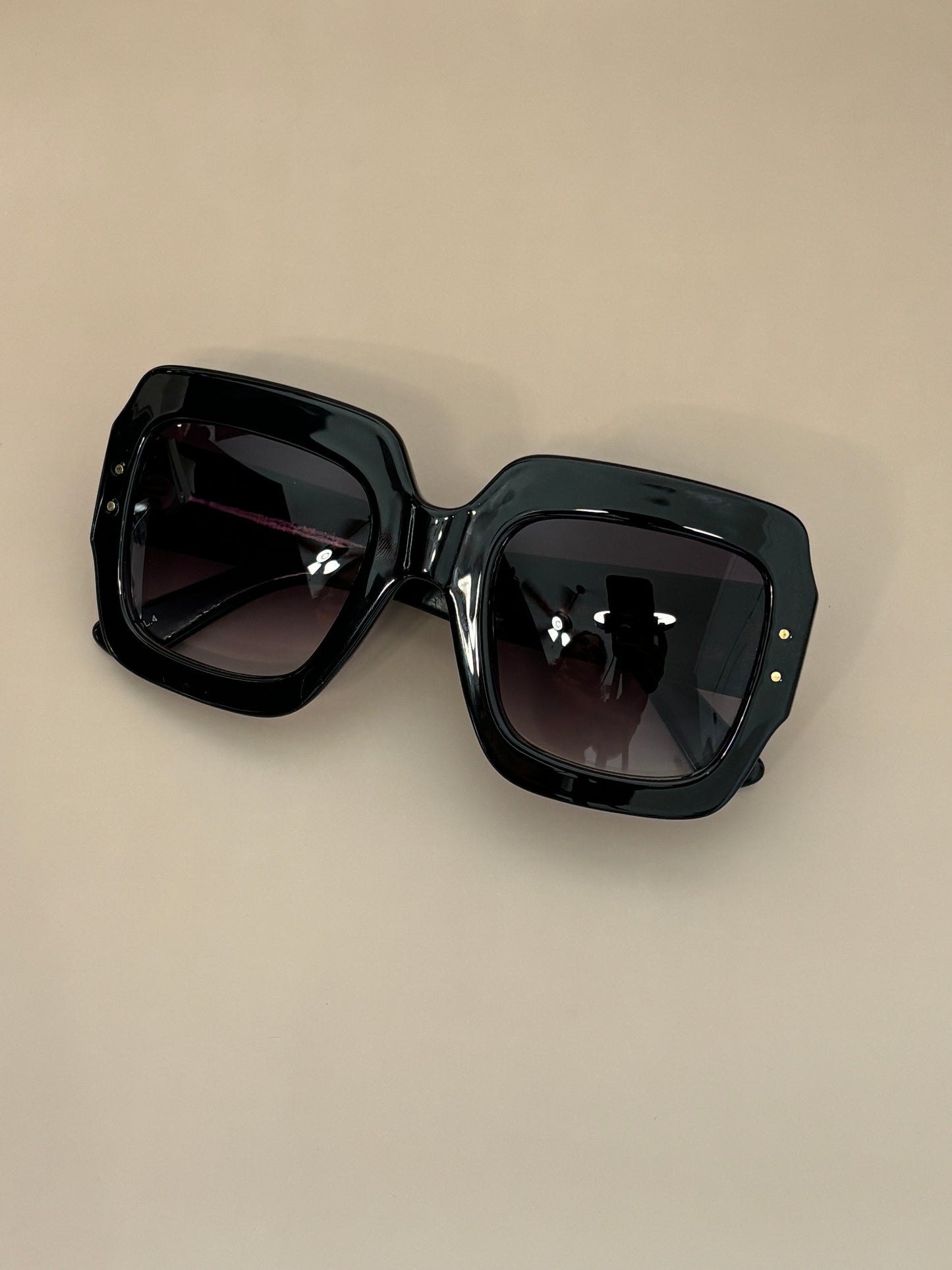 Chic Mirage Sunglasses - Giant Frame - Black