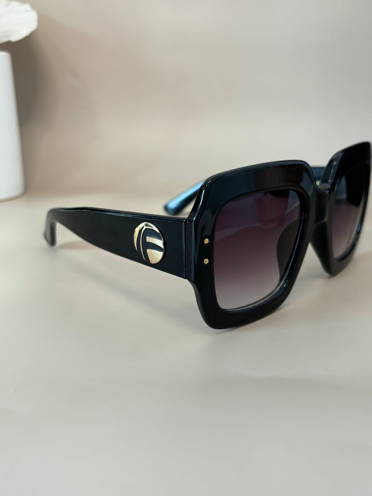 Chic Mirage Sunglasses - Giant Frame - Black