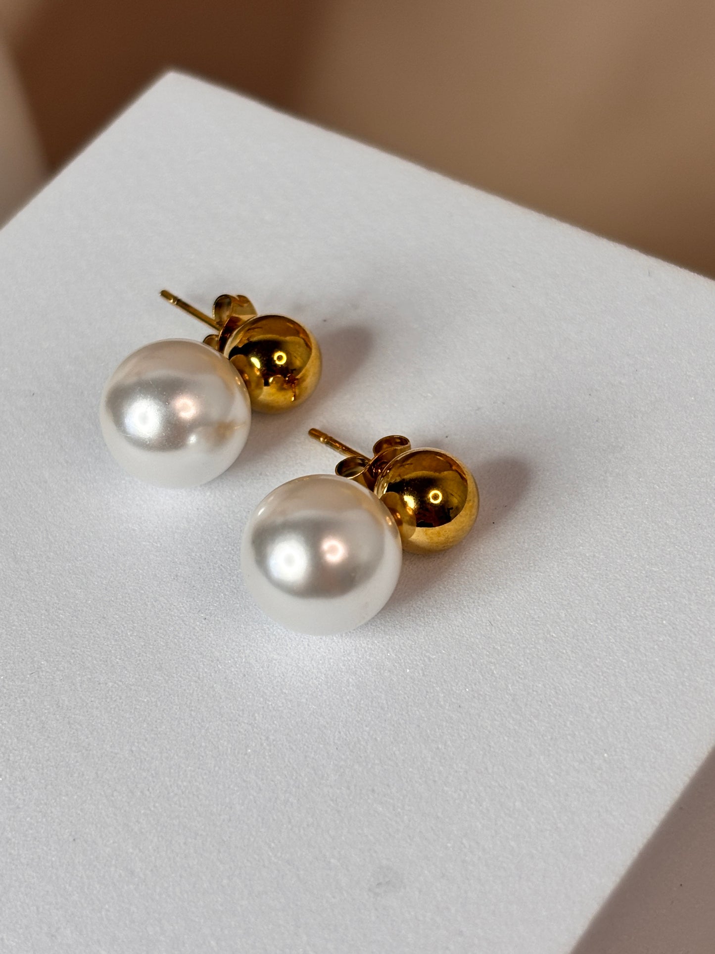 Perla Dorada Earrings - Gold and pearl bead - Stainless Steel and 18K Gold Plated - Double Tone
